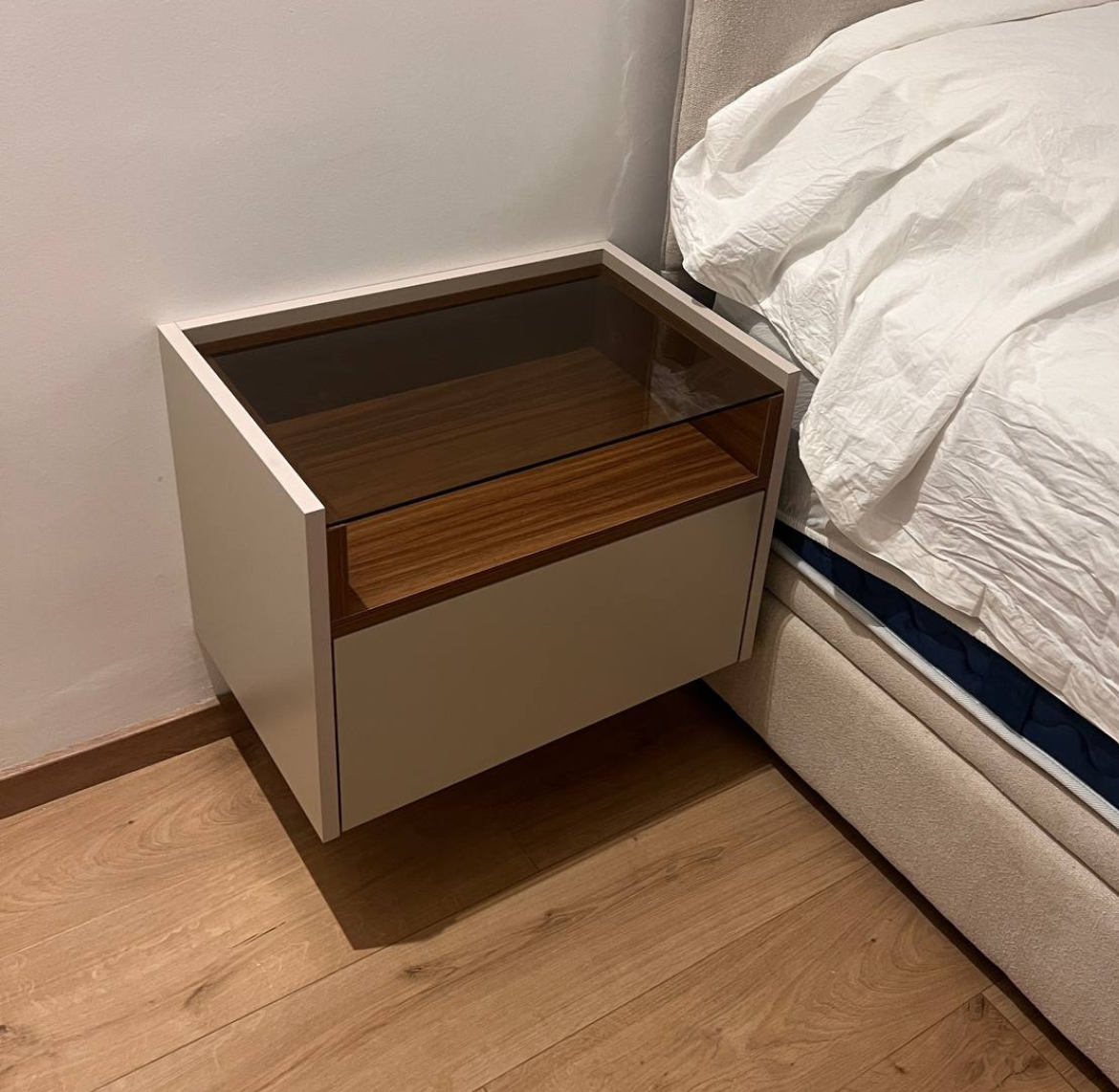 Table de Chevet Design avec Plateau en Verre