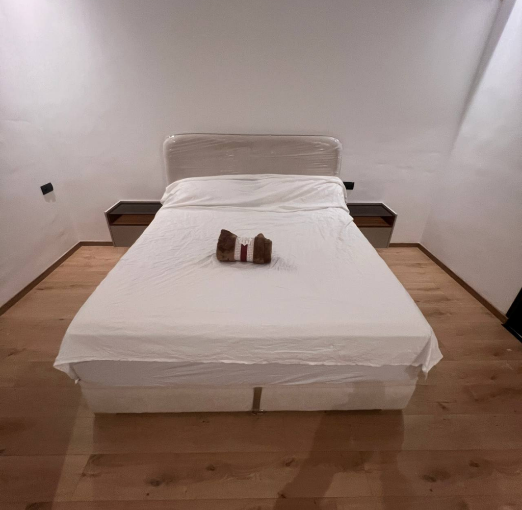 Table de Chevet Design avec Plateau en Verre