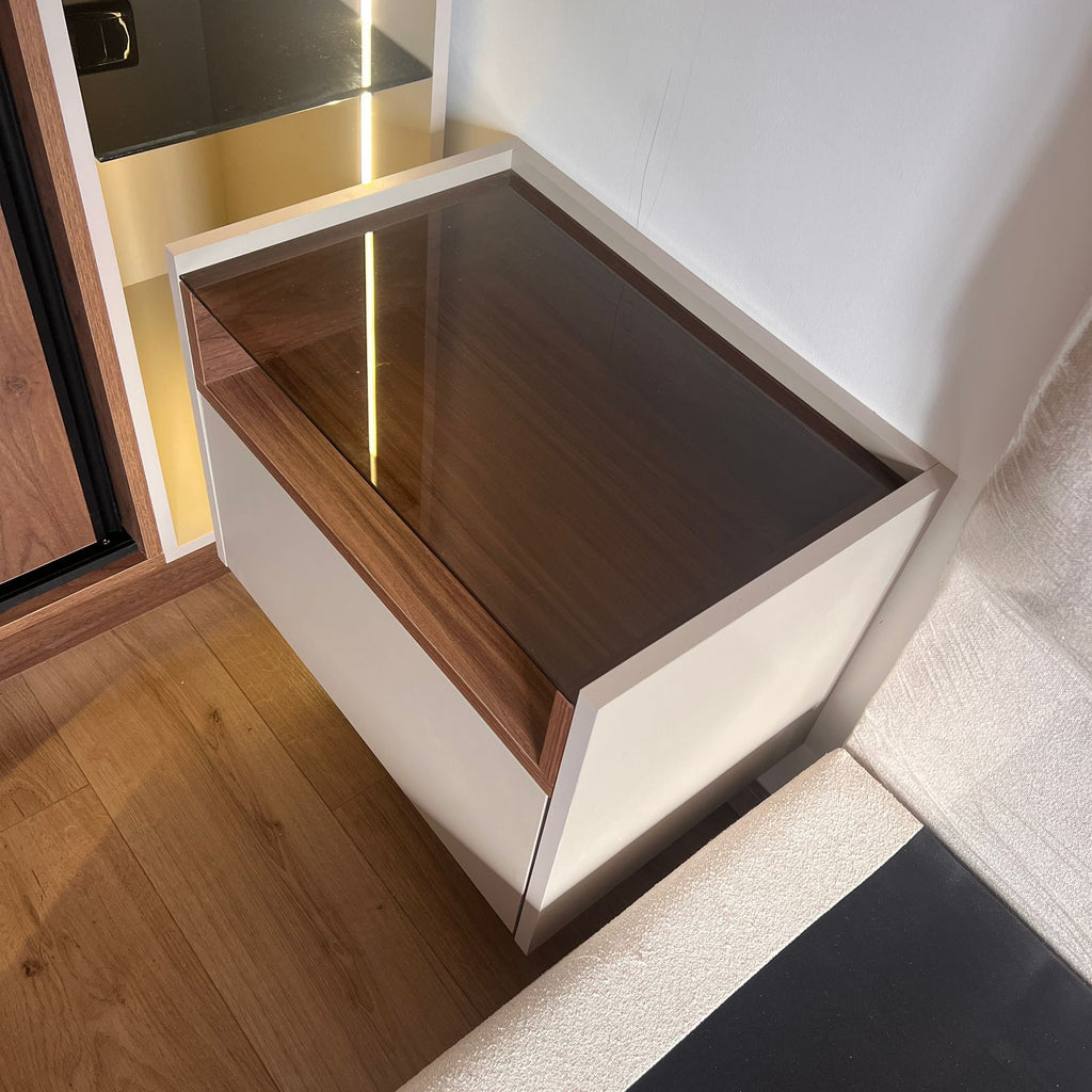 Table de Chevet Design avec Plateau en Verre