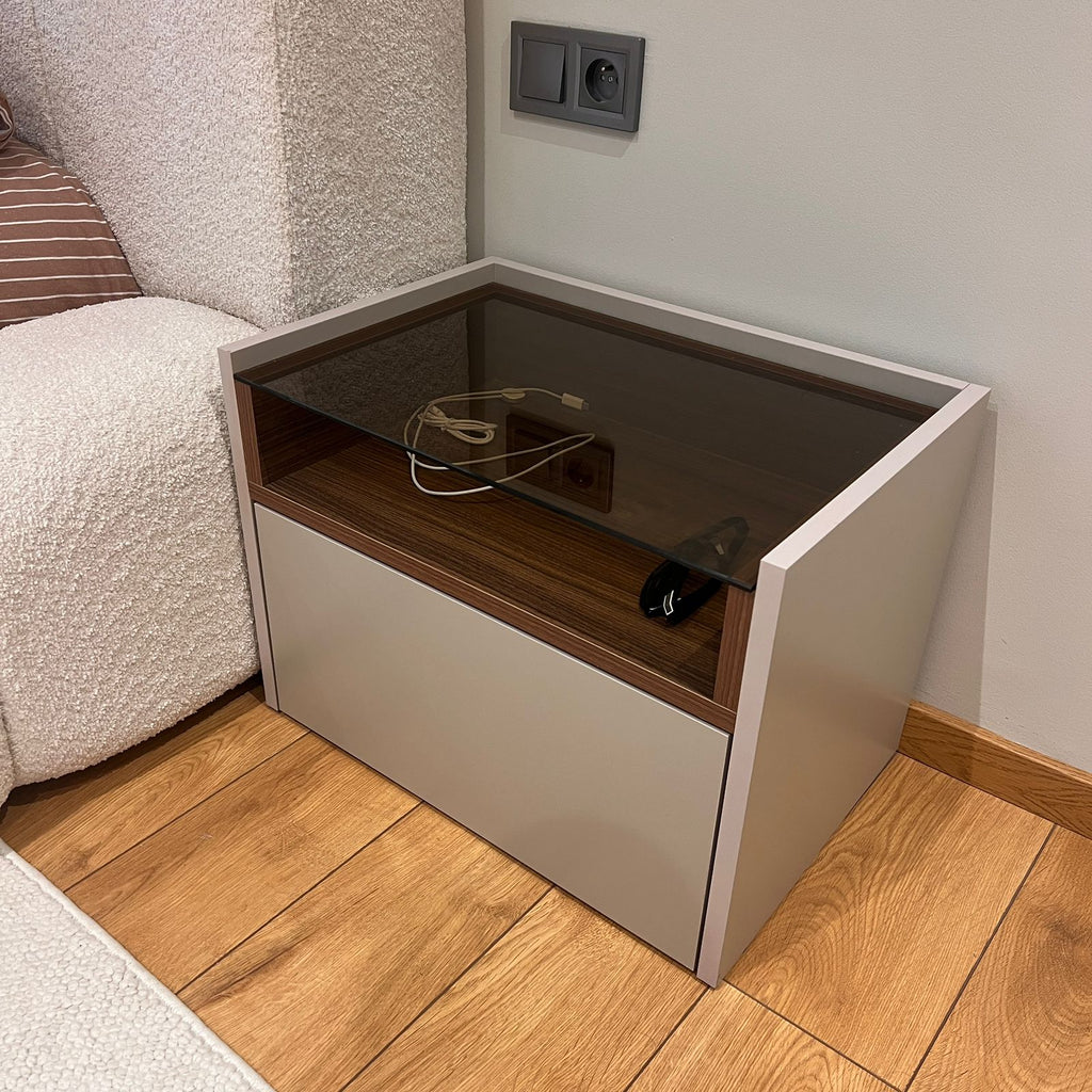 Table de Chevet Design avec Plateau en Verre