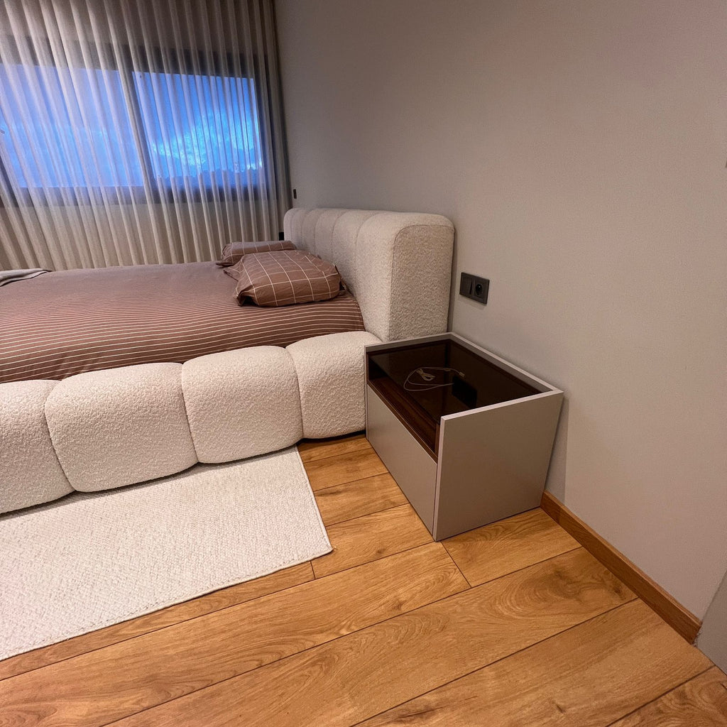 Table de Chevet Design avec Plateau en Verre