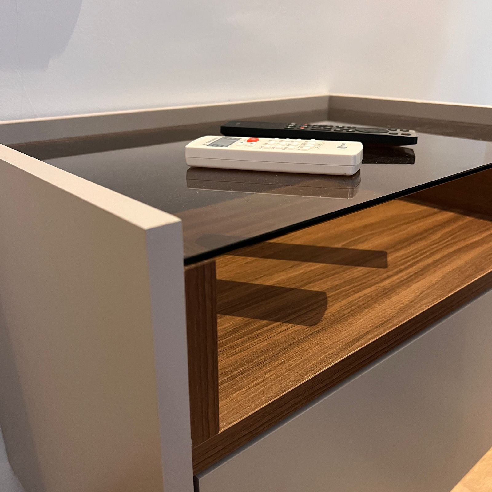 Table de Chevet Design avec Plateau en Verre